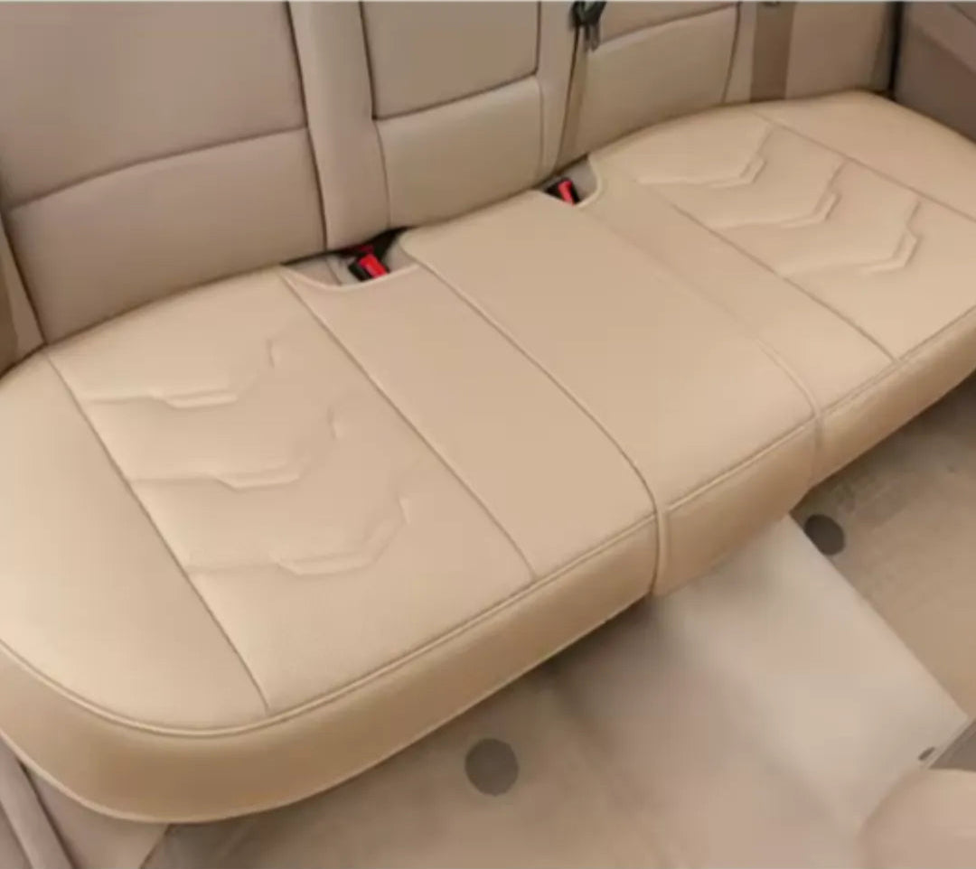 Almofada automotiva aplicada no banco traseiro do carro para mais conforto em viagens longas e curtas 