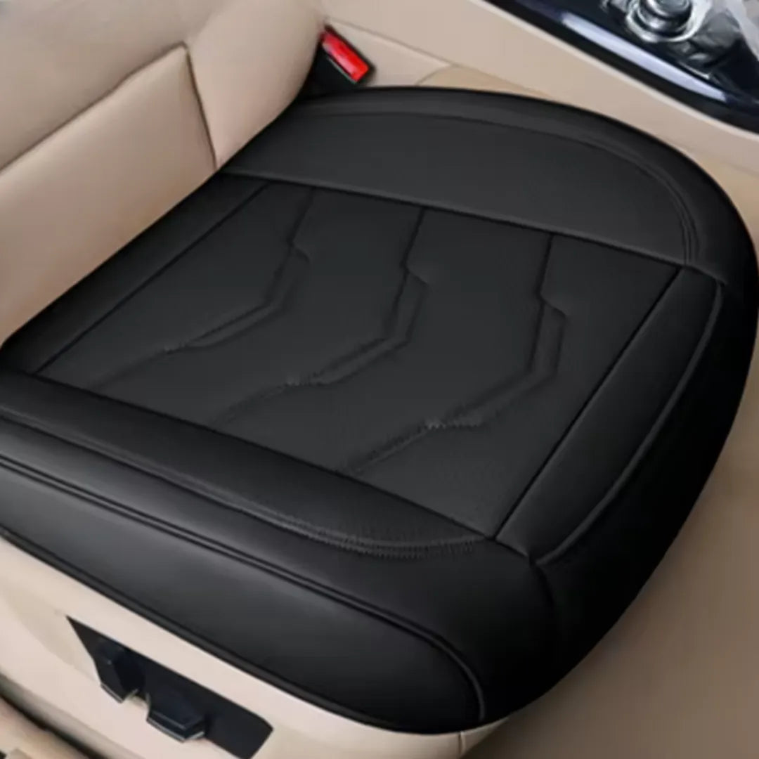 Almofada automotiva preta instalada no banco do carro com encaixe perfeito e confortável