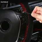 Capa de volante sendo costurada à mão no carro.