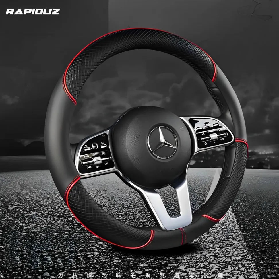 Capa de volante em couro sofisticado posicionada sobre o asfalto da pista