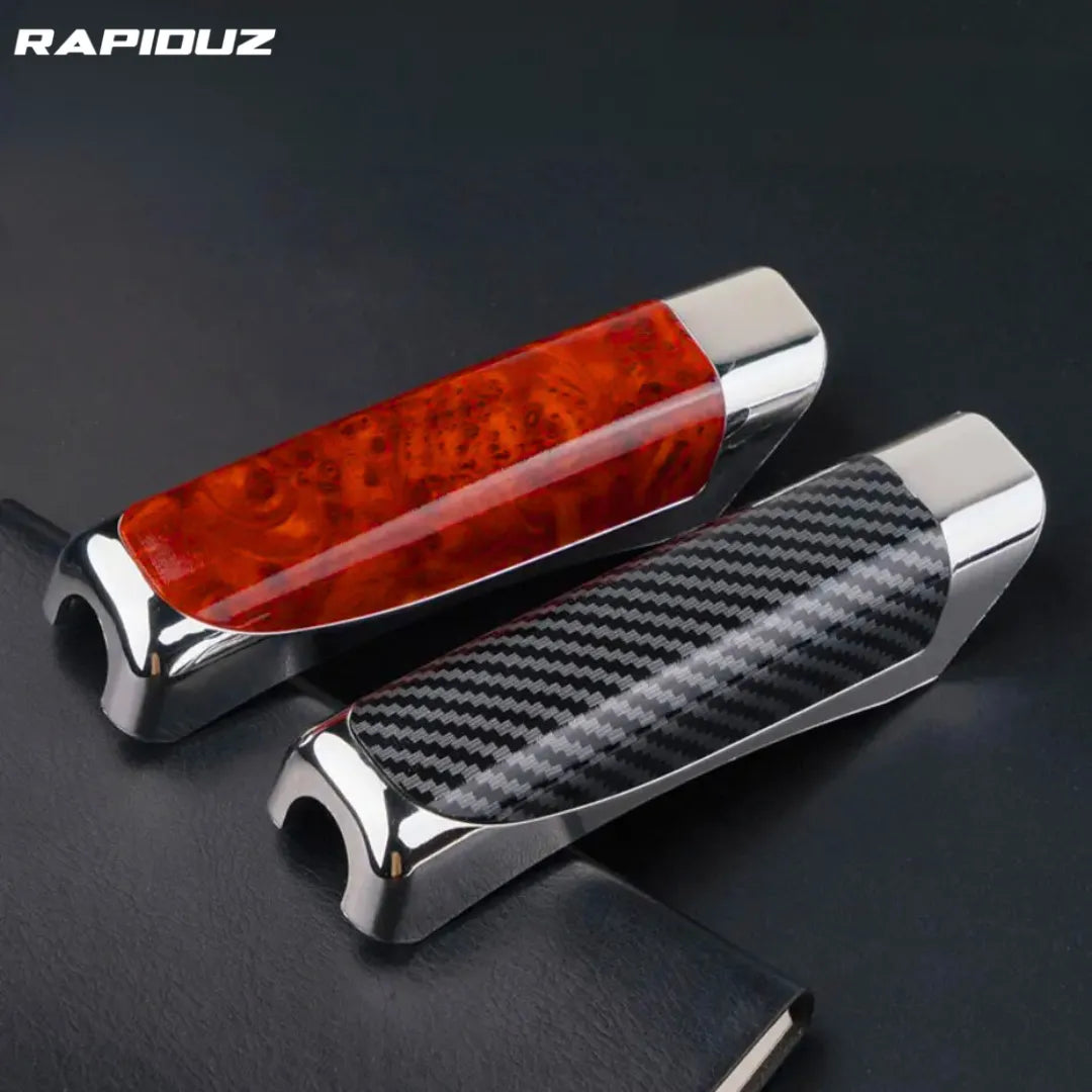 Imagem mostra capa de freio de mão disponível em duas cores: preto e vermelho