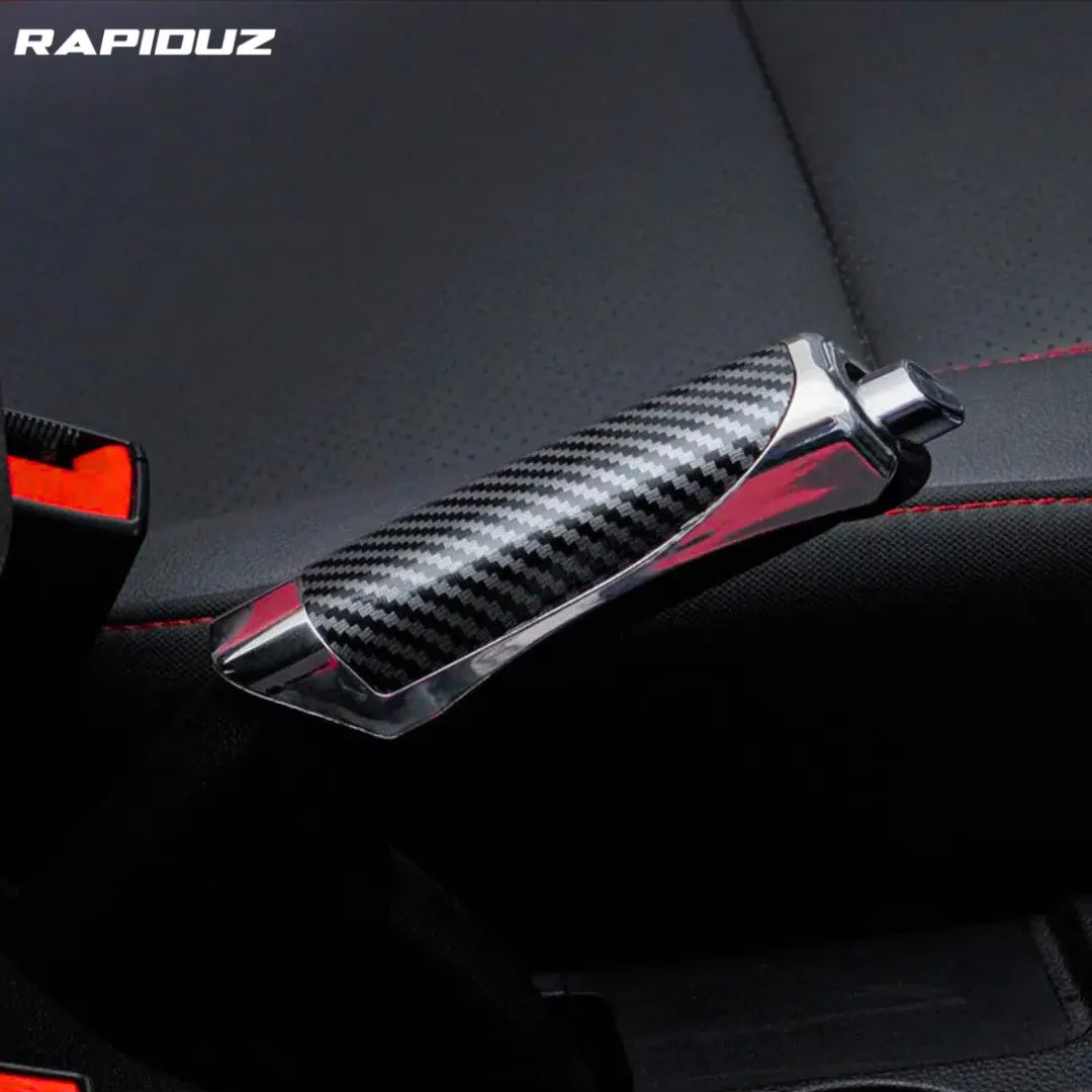 Capa para freio de mão preta com aplicação no freio de mão visível na imagem 