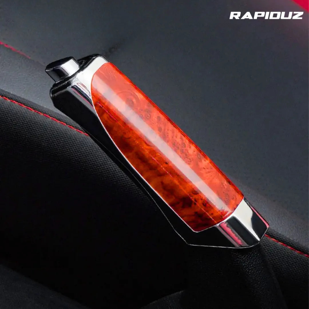 Capa vermelha de proteção para freio de mão instalada no freio de mão do carro