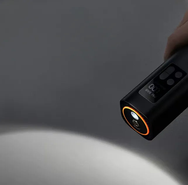Compressor de ar portátil com lanterna, ideal para uso noturno e emergências
