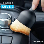 Escova de limpeza em uso para higienização do interior do carro