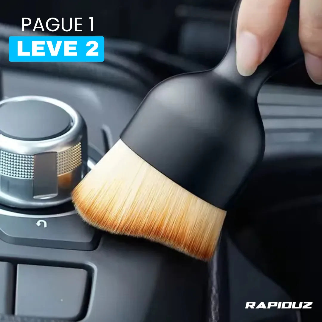 Escova de limpeza em uso para higienização do interior do carro