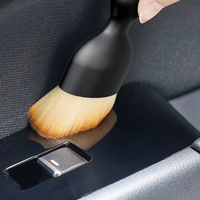 Imagem mostra escova em uso na limpeza do interior do carro