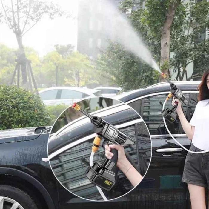 Pistola de água lavando carro com força, limpeza rápida e eficiente.