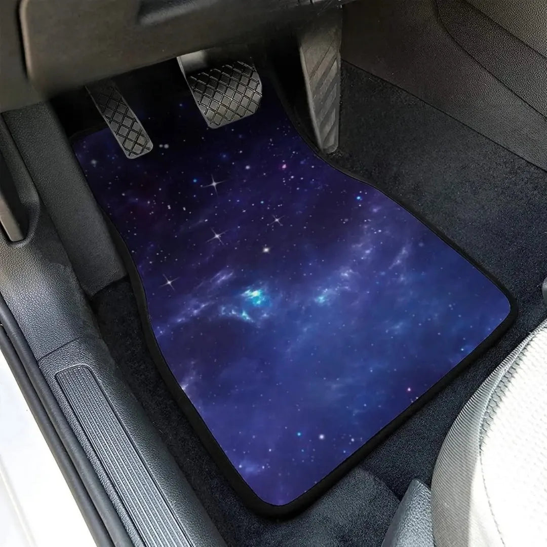 Tapete automotivo universal de galáxia instalado na parte da frente do carro