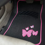 Tapete automotivo de borboleta rosa instalado na parte da frente do motorista do carro