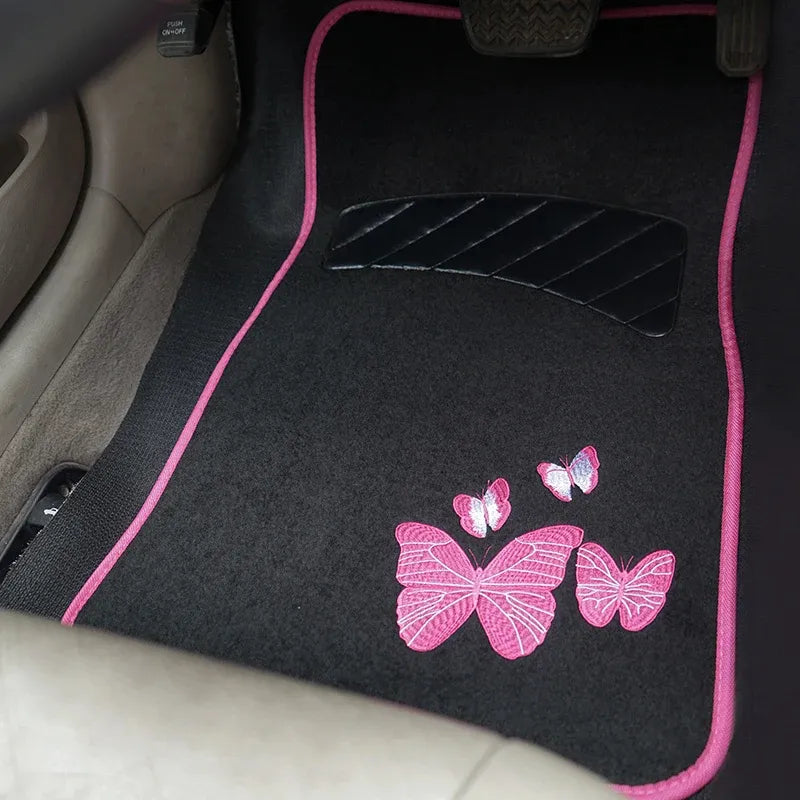 Tapete automotivo de borboleta rosa instalado na parte da frente do motorista do carro