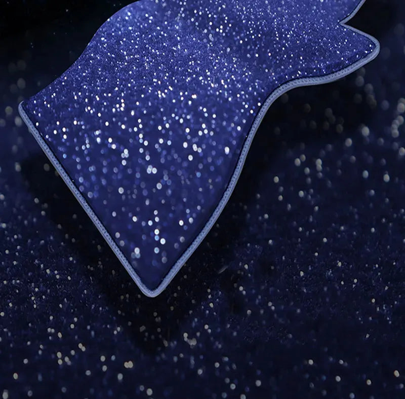 Detalhe em zoom do tapete de carro mostrando o brilho intenso e material resistente