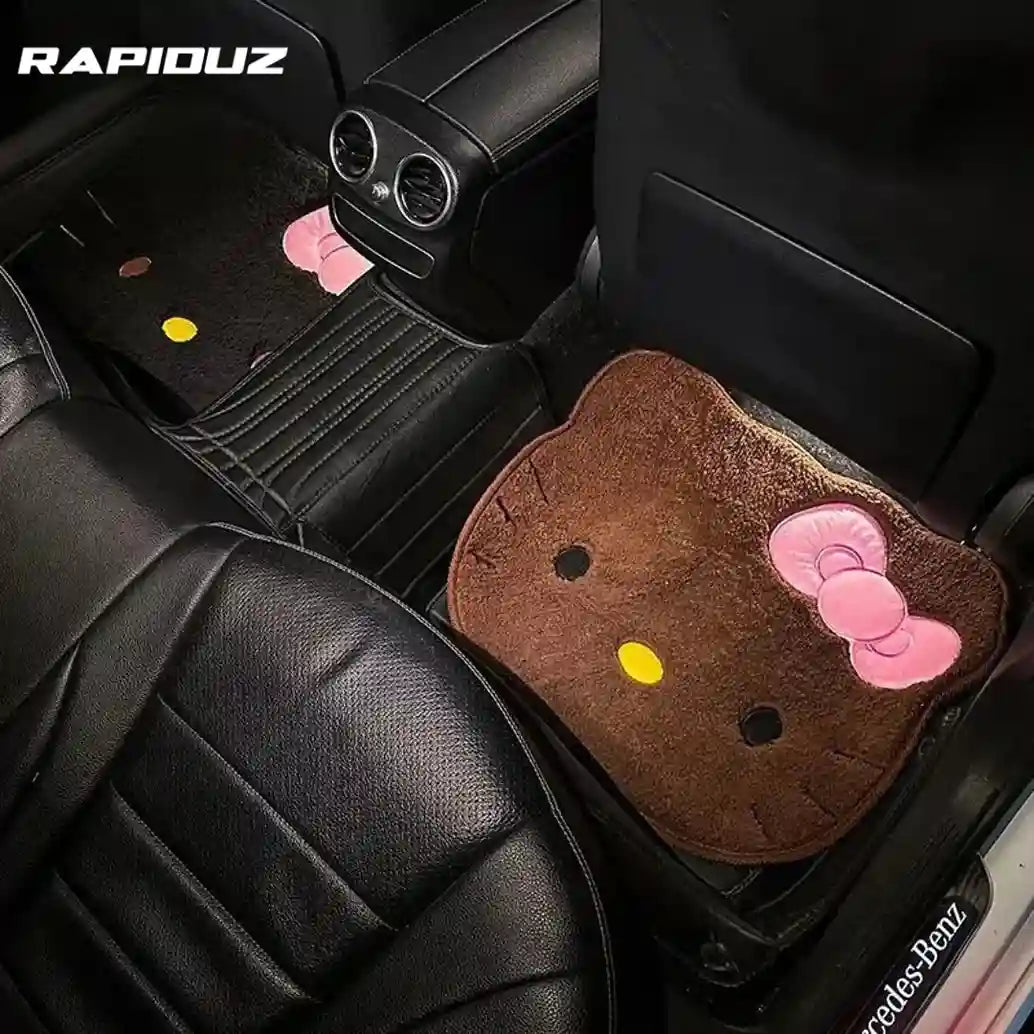 Dois tapetes automotivos com estampa Hello Kitty instalados no banco de trás do carro