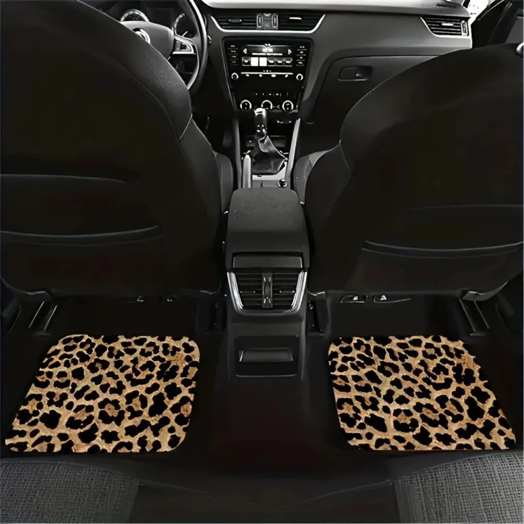 2 tapetes automotivos com estampa de leopardo instalados na parte traseira do carro