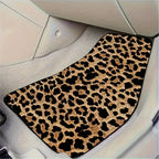 Tapete automotivo com design leopardo instalado na parte da frente do carro