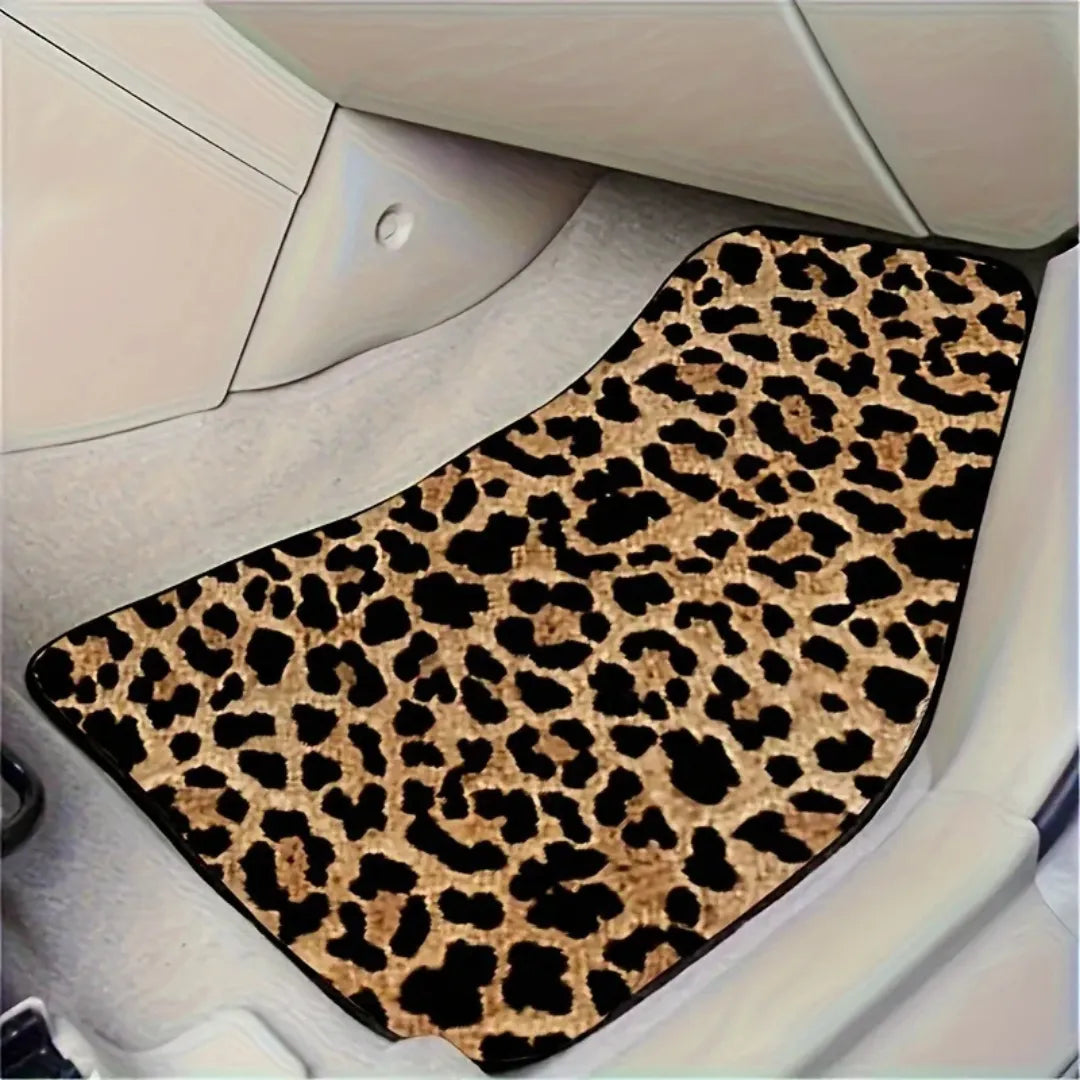 Tapete automotivo com design leopardo instalado na parte da frente do carro