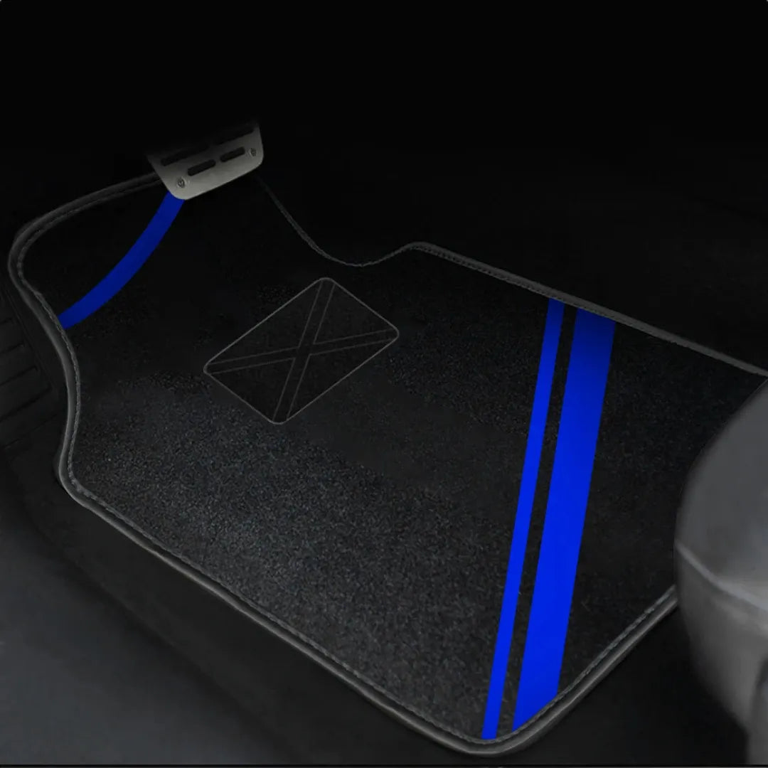 Tapete automotivo esportivo na cor azul instalado na parte da frente do motorista com encaixe perfeito