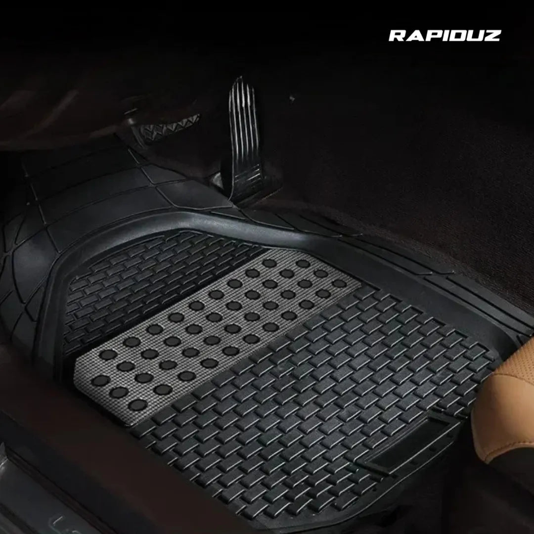 tpete de carro impermeável com base antiderrapante e acabamento resistente instalado na parte da frente do carro