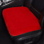 Almofada vermelha e macia para banco do carro encaixada e em uso no assento do motorista