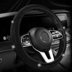 Capa com brilho preto sofisticado aplicada no volante, dando toque de luxo