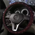 Estilo marcante no carro com capa de volante brilhante na cor vermelho escuro