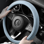 imagem mostra capa de volante em couro na cor azul claro já colocada.