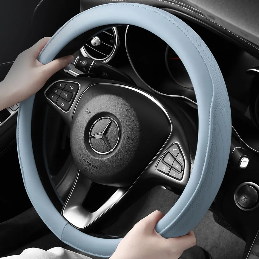 imagem mostra capa de volante em couro na cor azul claro já colocada.