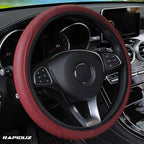 Acabamento de capa em couro no volante vermelho escuro, estilo e durabilidade.