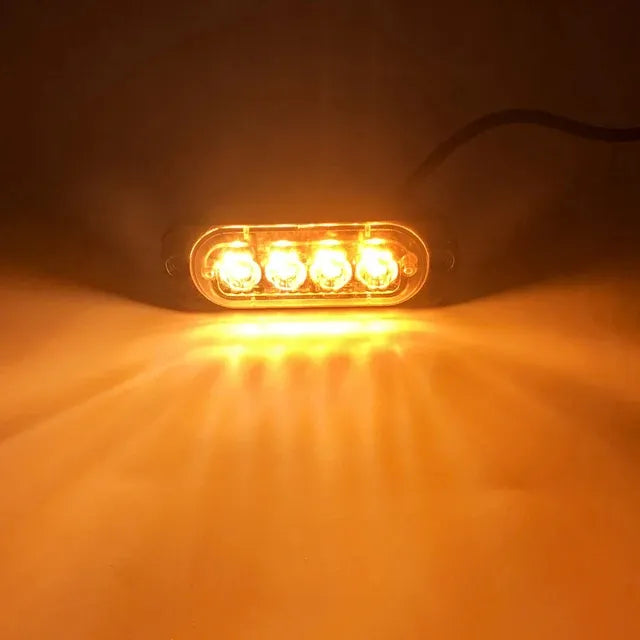 Iluminação amarela potente e regulável do farol de LED para melhor visibilidade no carro.