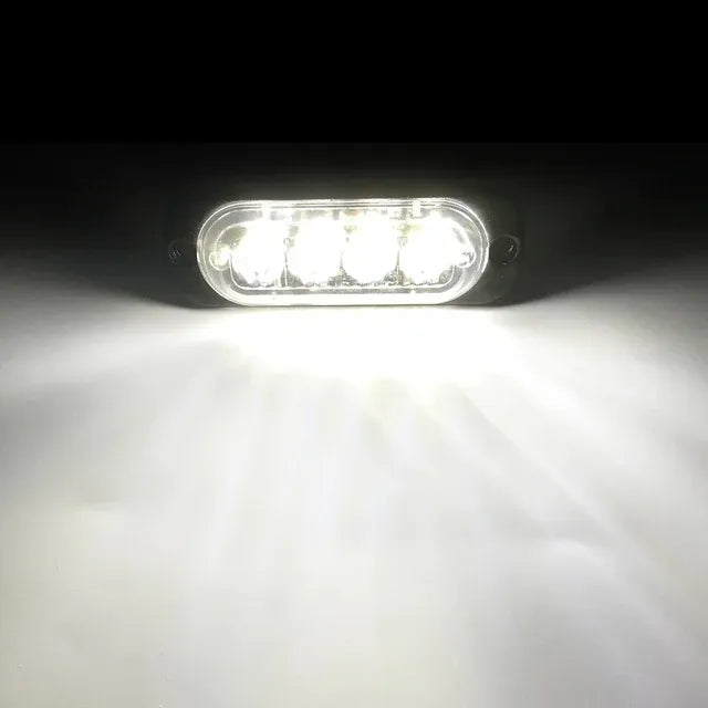 Farol de LED com luz branca forte e ajuste fácil para iluminação automotiva eficiente.
