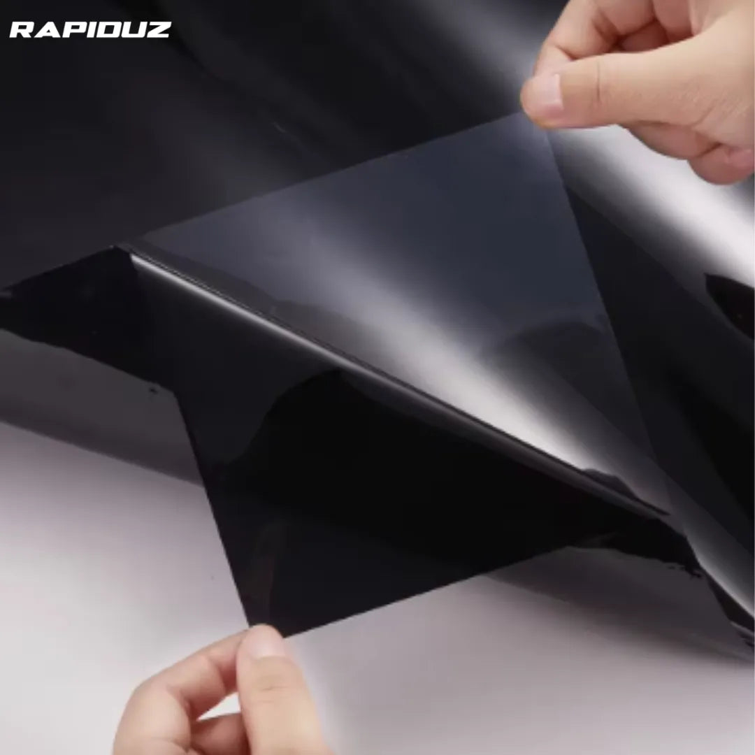 Insulfilm de carro sendo colocado no vidro do carro, com instalação simples e rápida 