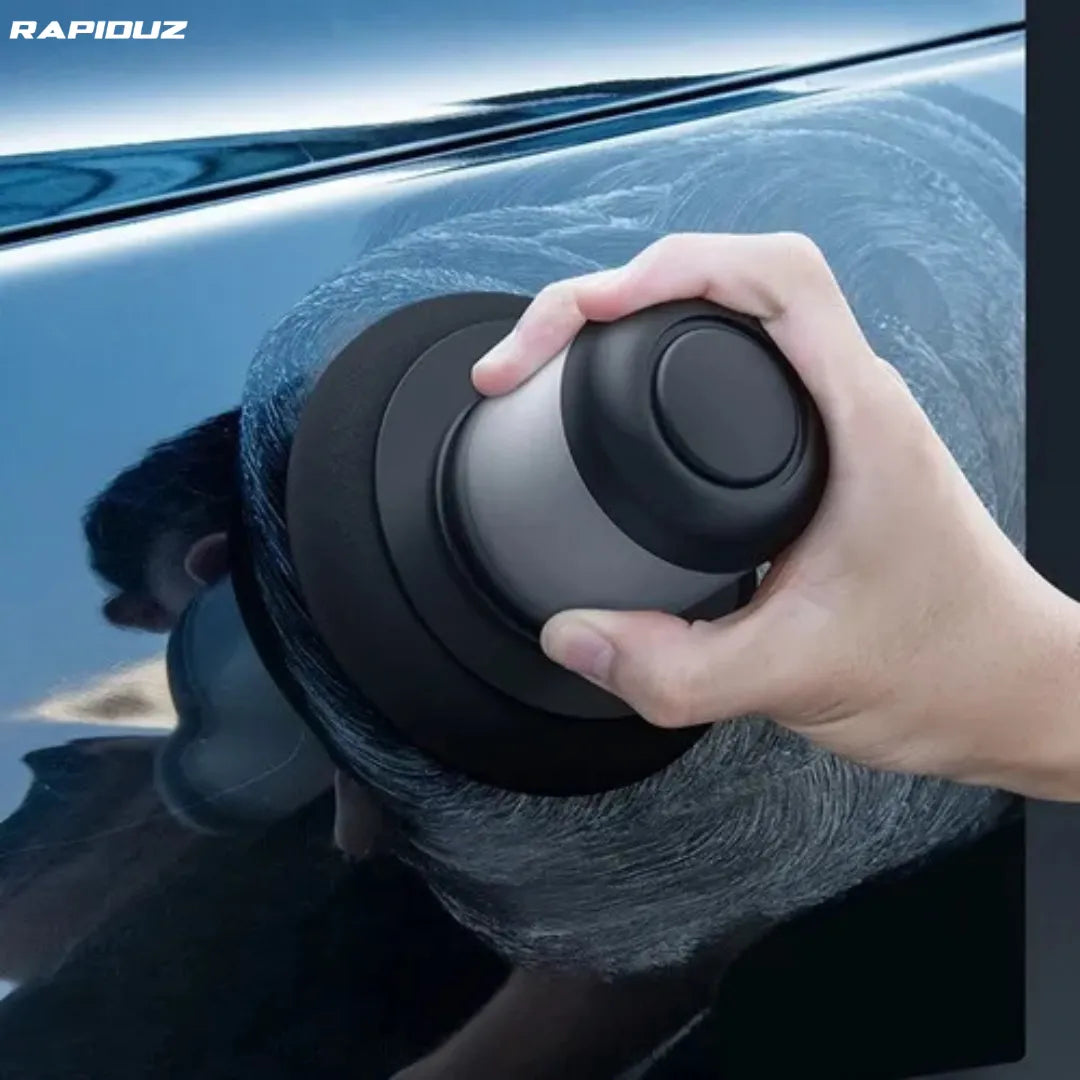 Imagem mostra máquina de polir em uso direto na lataria do carro com a cera que vem no kit 