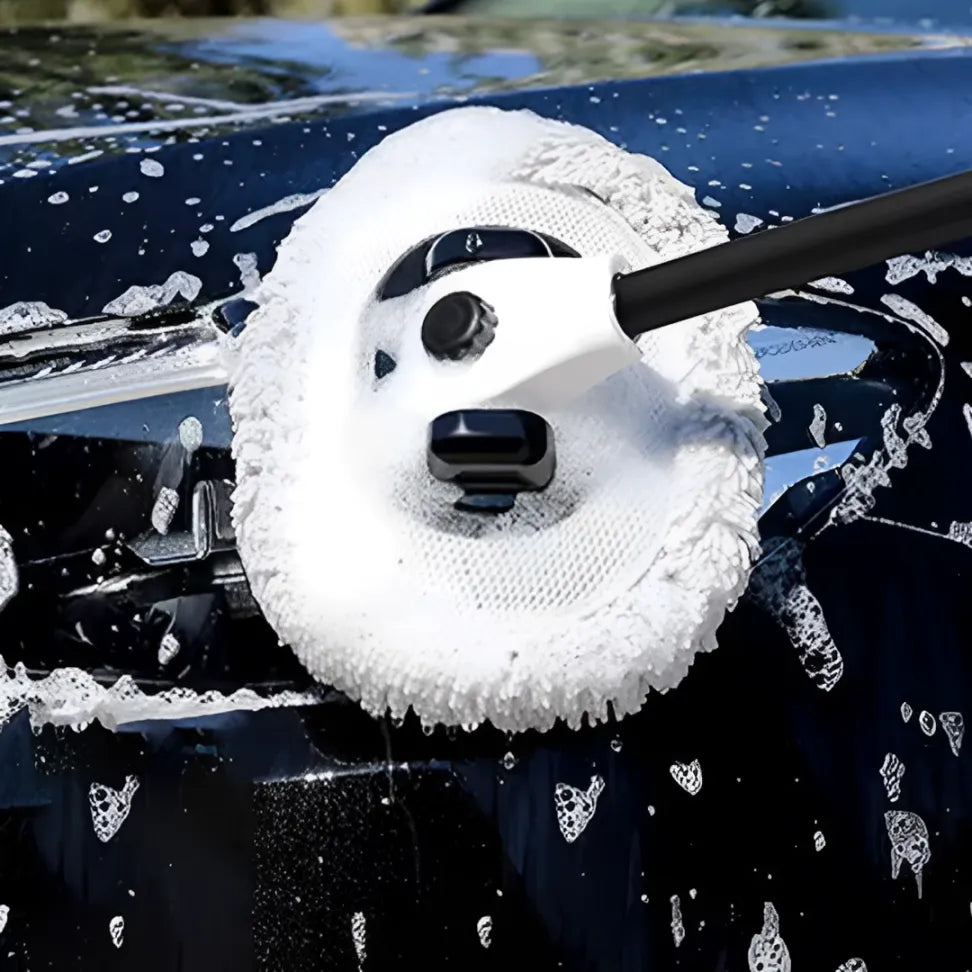 Mop lavando carro com sabão, limpeza eficiente sem riscar a pintura do veículo.