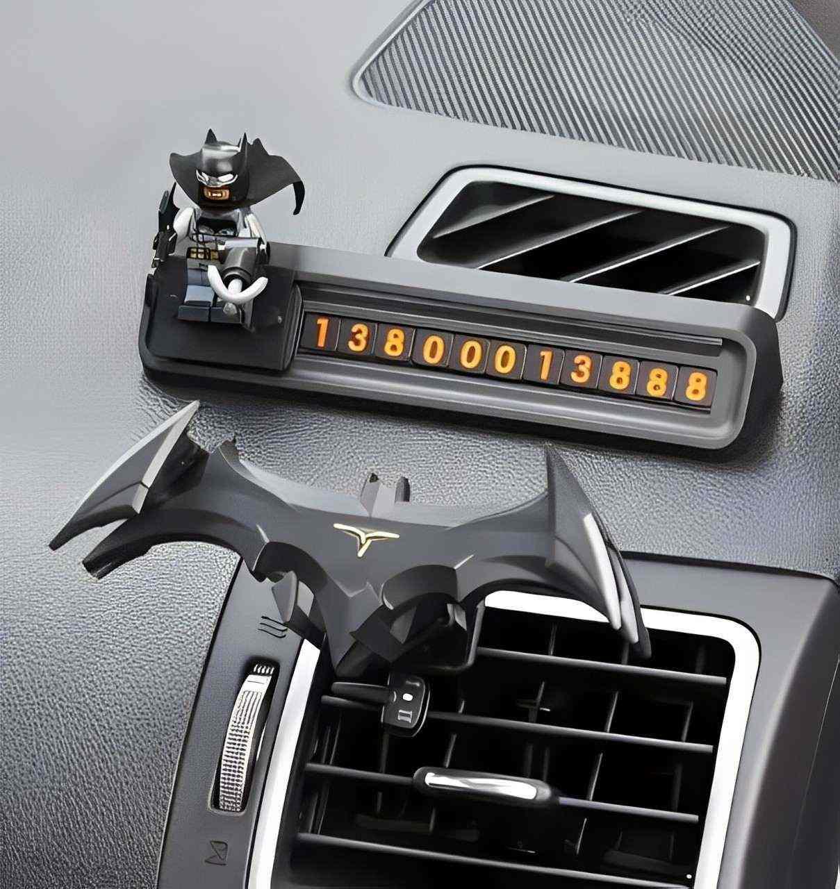 Suporte para celular do Batman em uso no carro, visual único e funcional