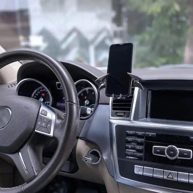 Suporte de celular Batman para carro sendo usado, encaixe prático e seguro
