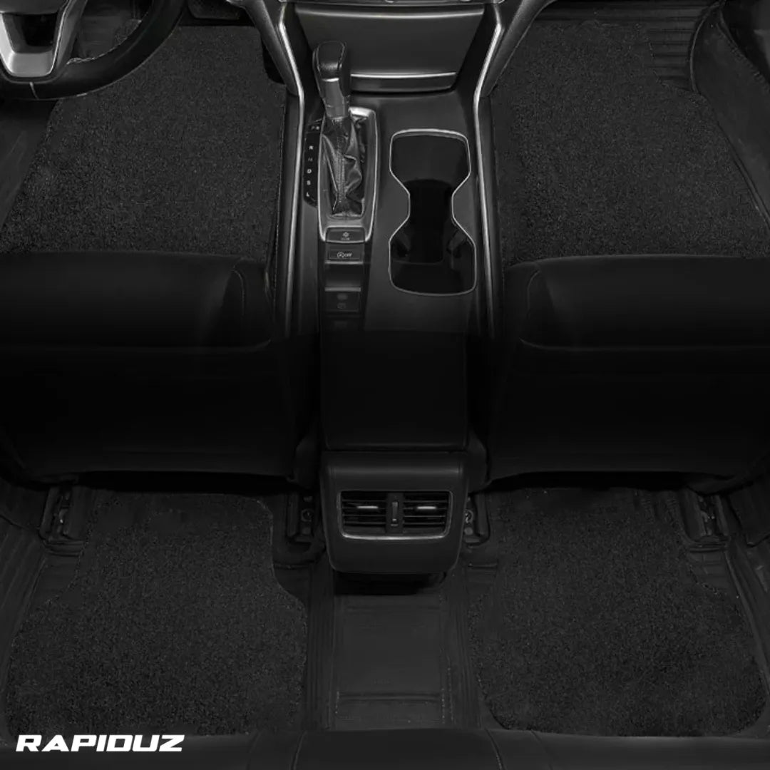 Conjunto com 4 tapetes automotivos simples já instalados no interior do carro