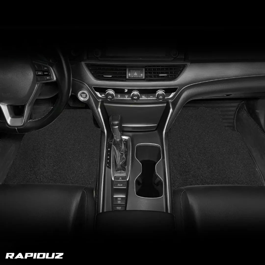 Dois tapetes de carro instalados na parte da frente do carro, lado do motorista e passageiro