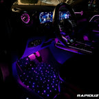 Tapete automotivo com luz LED roxa acesa, trazendo estilo e modernidade ao carro