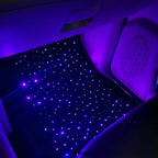 imagem mostra tapete automotivo de led na cor roxa instalado no carro