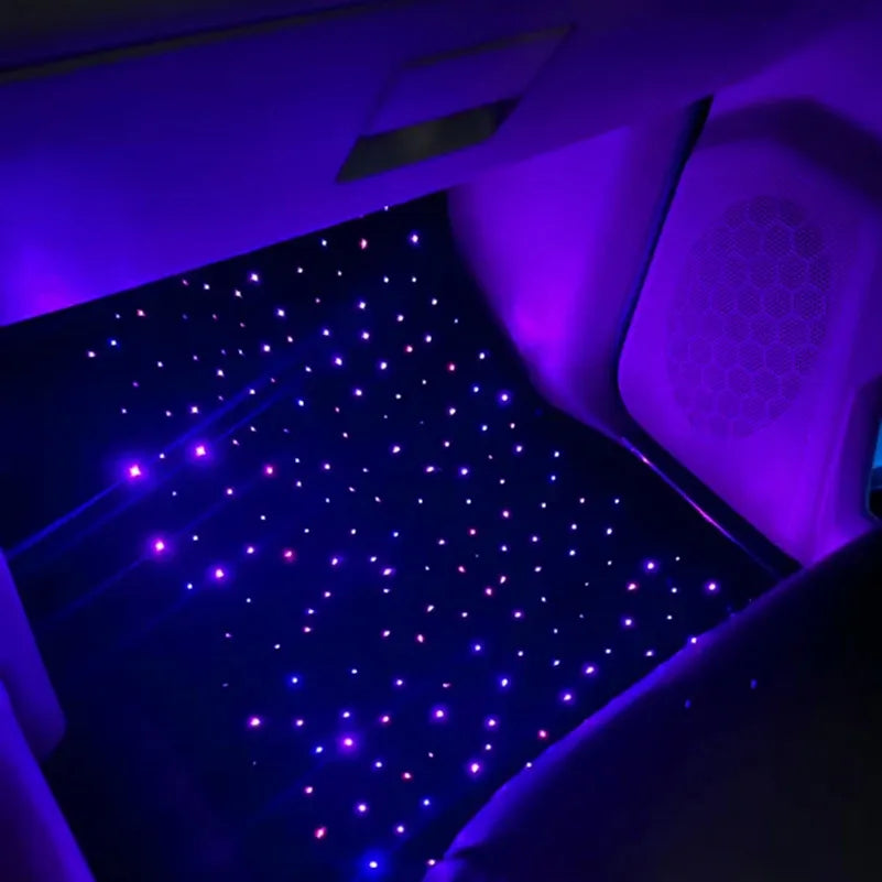 imagem mostra tapete automotivo de led na cor roxa instalado no carro