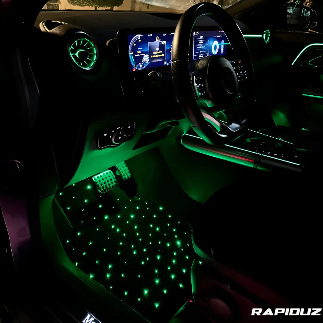Tapete com LED verde instalado no carro, criando ambiente iluminado e sofisticado